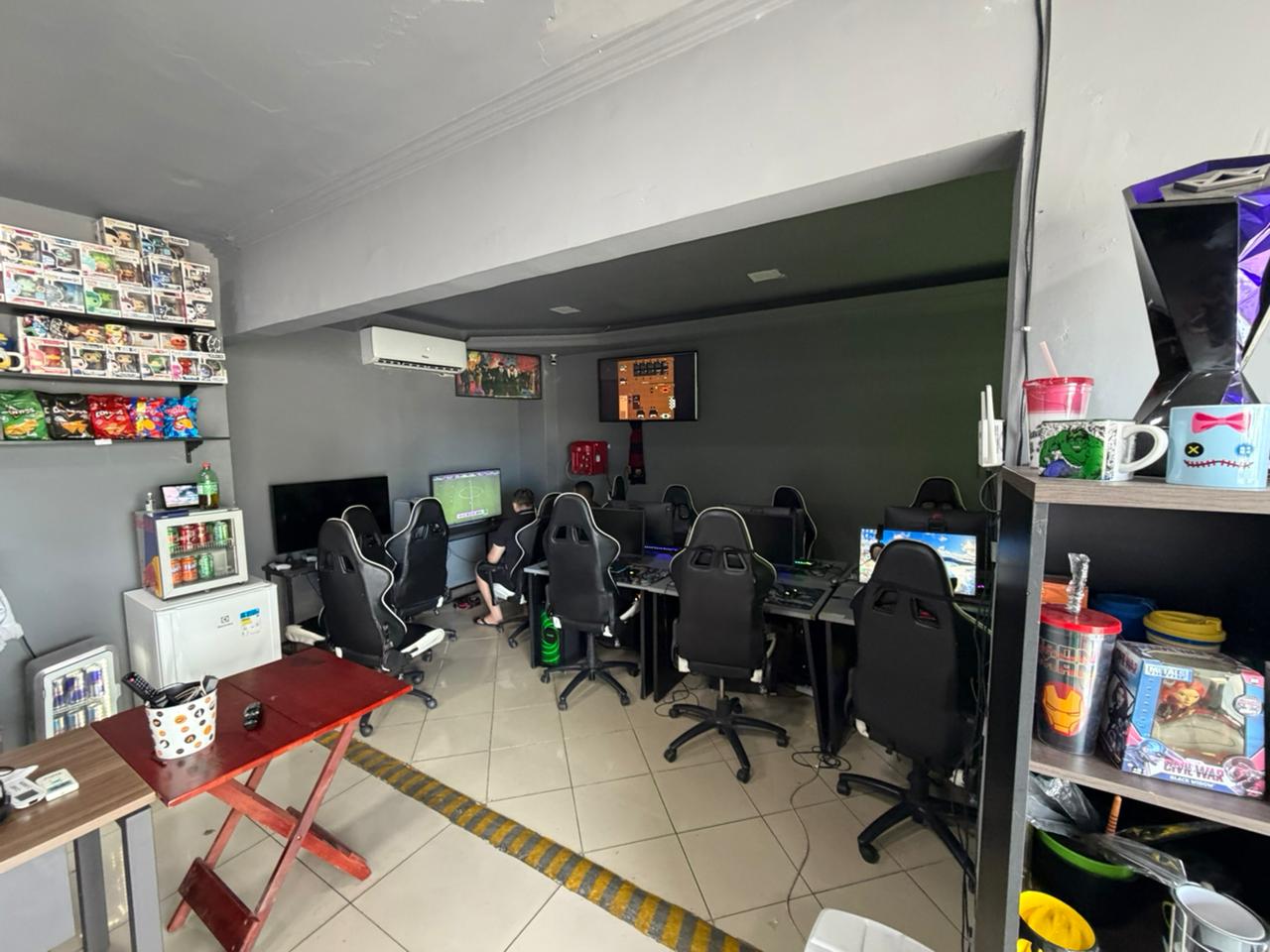 Arena – Sala com PCs e snacks